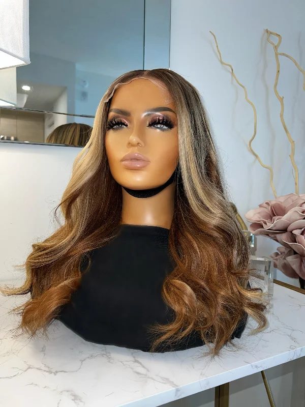 Synthetic colored wig with a heat - resistant formula for easy stylingCaramel Swirl