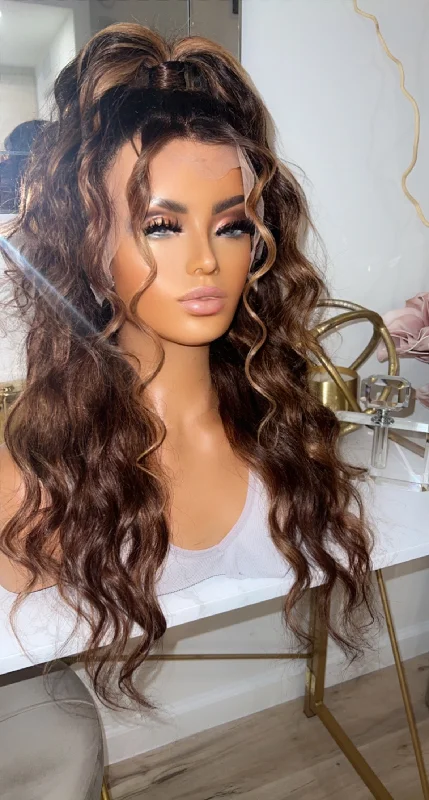 Colored wig with a wavy texture for a beachy and fun lookLayla