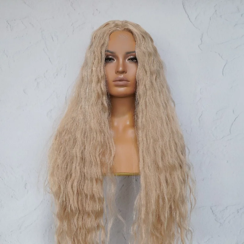 Body - wave wig with a full and voluminous lookCARDI 40" Beach Blonde Lace Front Wig